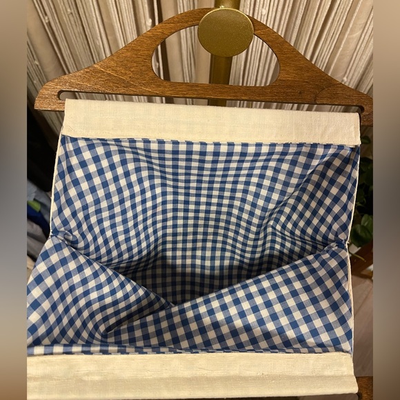 Mid-century vintage handmade purse w/ embroidered bird and wooden handle - Picture 9 of 12